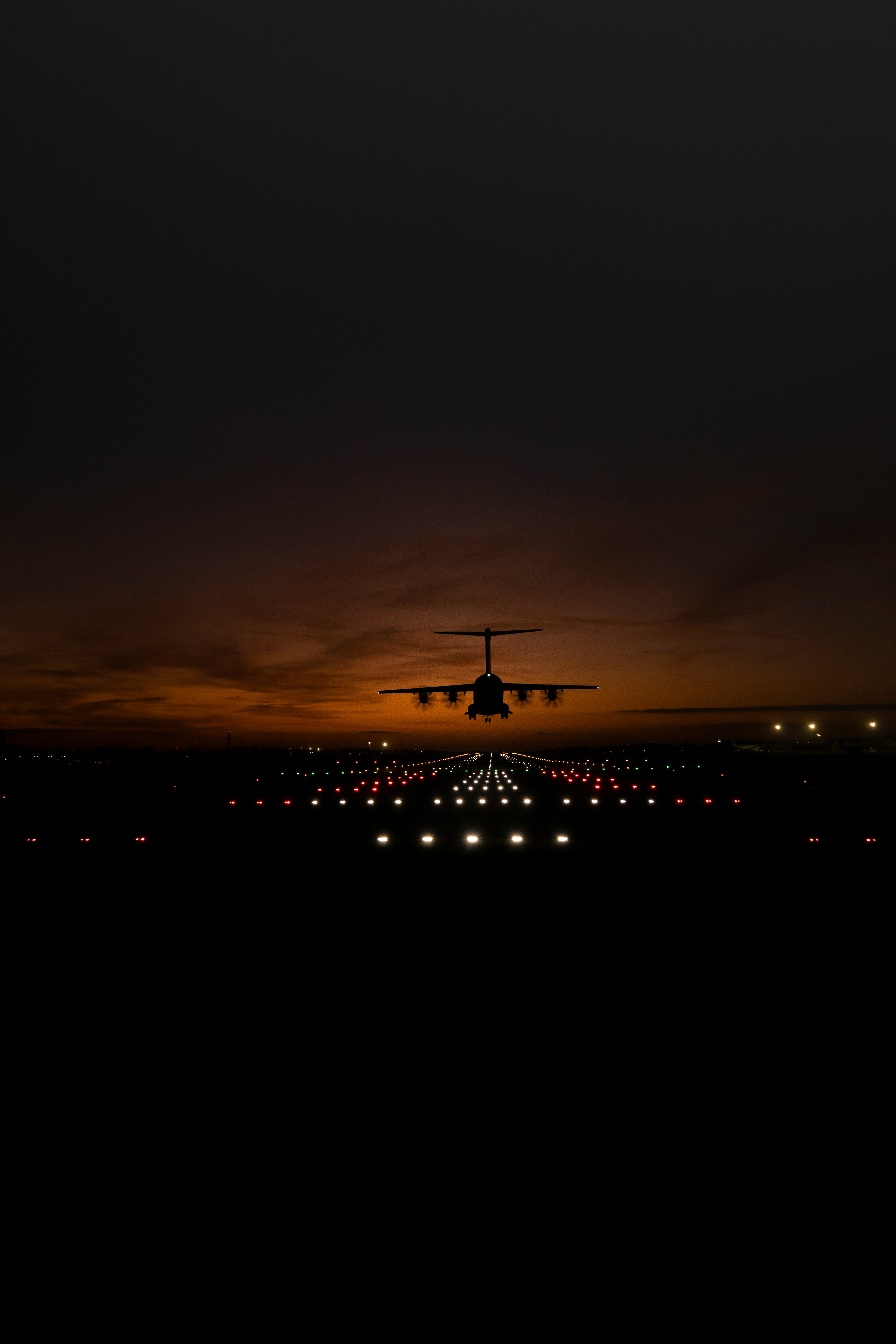 Avion atterrissant de nuit avec système d'aide visuelle à la navigation aérienne
