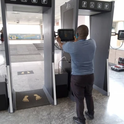 Portiques de sécurité aéroportuaire